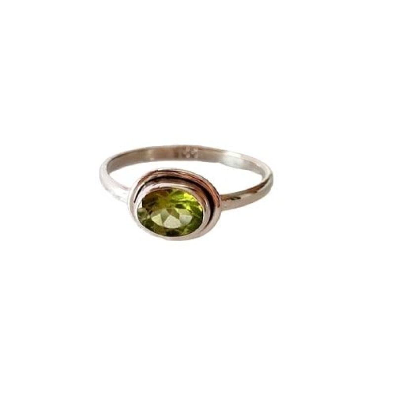 Anel Peridoto Oval Borda Prata Lisa